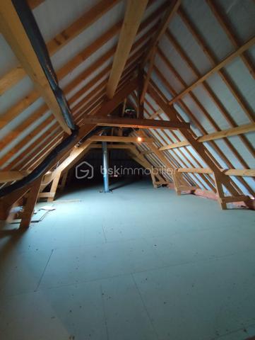 EN EXCLUSIVITE, Frédéric GIRARD vous propose ce bien rare sur le secteur : un pavillon de plain-pied en parfait état, de 156 m² habitables, construit en 2013 aux normes PMR, avec deux garages, un large grenier aménageable et excellent DPE C, à seulement quelques minutes de Bagnoles-de-l'Orne.

Derrière sa façade sobre se cache une habitation pensée pour le confort quotidien : larges circulations, sols carrelés sans rupture de niveau, accès fluide à chaque espace.

Dès l'entrée et sa penderie, les volumes et la luminosité procurent une agréable sensation d'espace. 

Le séjour, convivial, lumineux et disposant d'un conduit de cheminée, s'ouvre sur une véranda qui invite à profiter de l'extérieur en toute saison. 

La cuisine ouverte, aménagée et équipée, s'intègre harmonieusement à l'espace de vie et se complète d'une arrière-cuisine/buanderie particulièrement pratique.

Un large dégagement avec penderies, dessert deux belles chambres, une salle d'eau, et un wc indépendant.

A la suite du dégagement, la distribution actuelle propose également une belle suite de plain-pied composée d'une chambre, d'une salle d'eau, d'un WC et d'un espace cuisine. Un aménagement rare qui pourra séduire aussi bien les familles souhaitant accueillir un proche, les acquéreurs recherchant une véritable suite parentale, que les professions libérales ou indépendants en quête d'un espace dédié à leur activité. L'ensemble est parfaitement attenant, mais aussi être totalement indépendant.

Deux garages à portes sectionnelles motorisées offrent un stationnement aisé pour plusieurs véhicules. 

Un vaste grenier aménageable sur l'ensemble présente un réel potentiel d'extension future. 

Une cave complète les espaces de rangement. 

Le terrain de 1 200 m², parfaitement entretenu et revêtu d'un bel enrobé, facilite les déplacements au quotidien.