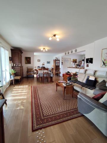 EN EXCLUSIVITE, Frédéric GIRARD vous propose ce bien rare sur le secteur : un pavillon de plain-pied en parfait état, de 156 m² habitables, construit en 2013 aux normes PMR, avec deux garages, un large grenier aménageable et excellent DPE C, à seulement quelques minutes de Bagnoles-de-l'Orne.

Derrière sa façade sobre se cache une habitation pensée pour le confort quotidien : larges circulations, sols carrelés sans rupture de niveau, accès fluide à chaque espace.

Dès l'entrée et sa penderie, les volumes et la luminosité procurent une agréable sensation d'espace. 

Le séjour, convivial, lumineux et disposant d'un conduit de cheminée, s'ouvre sur une véranda qui invite à profiter de l'extérieur en toute saison. 

La cuisine ouverte, aménagée et équipée, s'intègre harmonieusement à l'espace de vie et se complète d'une arrière-cuisine/buanderie particulièrement pratique.

Un large dégagement avec penderies, dessert deux belles chambres, une salle d'eau, et un wc indépendant.

A la suite du dégagement, la distribution actuelle propose également une belle suite de plain-pied composée d'une chambre, d'une salle d'eau, d'un WC et d'un espace cuisine. Un aménagement rare qui pourra séduire aussi bien les familles souhaitant accueillir un proche, les acquéreurs recherchant une véritable suite parentale, que les professions libérales ou indépendants en quête d'un espace dédié à leur activité. L'ensemble est parfaitement attenant, mais aussi être totalement indépendant.

Deux garages à portes sectionnelles motorisées offrent un stationnement aisé pour plusieurs véhicules. 

Un vaste grenier aménageable sur l'ensemble présente un réel potentiel d'extension future. 

Une cave complète les espaces de rangement. 

Le terrain de 1 200 m², parfaitement entretenu et revêtu d'un bel enrobé, facilite les déplacements au quotidien.