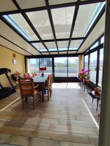 EN EXCLUSIVITE, Frédéric GIRARD vous propose ce bien rare sur le secteur : un pavillon de plain-pied en parfait état, de 156 m² habitables, construit en 2013 aux normes PMR, avec deux garages, un large grenier aménageable et excellent DPE C, à seulement quelques minutes de Bagnoles-de-l'Orne.

Derrière sa façade sobre se cache une habitation pensée pour le confort quotidien : larges circulations, sols carrelés sans rupture de niveau, accès fluide à chaque espace.

Dès l'entrée et sa penderie, les volumes et la luminosité procurent une agréable sensation d'espace. 

Le séjour, convivial, lumineux et disposant d'un conduit de cheminée, s'ouvre sur une véranda qui invite à profiter de l'extérieur en toute saison. 

La cuisine ouverte, aménagée et équipée, s'intègre harmonieusement à l'espace de vie et se complète d'une arrière-cuisine/buanderie particulièrement pratique.

Un large dégagement avec penderies, dessert deux belles chambres, une salle d'eau, et un wc indépendant.

A la suite du dégagement, la distribution actuelle propose également une belle suite de plain-pied composée d'une chambre, d'une salle d'eau, d'un WC et d'un espace cuisine. Un aménagement rare qui pourra séduire aussi bien les familles souhaitant accueillir un proche, les acquéreurs recherchant une véritable suite parentale, que les professions libérales ou indépendants en quête d'un espace dédié à leur activité. L'ensemble est parfaitement attenant, mais aussi être totalement indépendant.

Deux garages à portes sectionnelles motorisées offrent un stationnement aisé pour plusieurs véhicules. 

Un vaste grenier aménageable sur l'ensemble présente un réel potentiel d'extension future. 

Une cave complète les espaces de rangement. 

Le terrain de 1 200 m², parfaitement entretenu et revêtu d'un bel enrobé, facilite les déplacements au quotidien.
