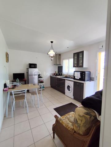 EN EXCLUSIVITE, Frédéric GIRARD vous propose ce bien rare sur le secteur : un pavillon de plain-pied en parfait état, de 156 m² habitables, construit en 2013 aux normes PMR, avec deux garages, un large grenier aménageable et excellent DPE C, à seulement quelques minutes de Bagnoles-de-l'Orne.

Derrière sa façade sobre se cache une habitation pensée pour le confort quotidien : larges circulations, sols carrelés sans rupture de niveau, accès fluide à chaque espace.

Dès l'entrée et sa penderie, les volumes et la luminosité procurent une agréable sensation d'espace. 

Le séjour, convivial, lumineux et disposant d'un conduit de cheminée, s'ouvre sur une véranda qui invite à profiter de l'extérieur en toute saison. 

La cuisine ouverte, aménagée et équipée, s'intègre harmonieusement à l'espace de vie et se complète d'une arrière-cuisine/buanderie particulièrement pratique.

Un large dégagement avec penderies, dessert deux belles chambres, une salle d'eau, et un wc indépendant.

A la suite du dégagement, la distribution actuelle propose également une belle suite de plain-pied composée d'une chambre, d'une salle d'eau, d'un WC et d'un espace cuisine. Un aménagement rare qui pourra séduire aussi bien les familles souhaitant accueillir un proche, les acquéreurs recherchant une véritable suite parentale, que les professions libérales ou indépendants en quête d'un espace dédié à leur activité. L'ensemble est parfaitement attenant, mais aussi être totalement indépendant.

Deux garages à portes sectionnelles motorisées offrent un stationnement aisé pour plusieurs véhicules. 

Un vaste grenier aménageable sur l'ensemble présente un réel potentiel d'extension future. 

Une cave complète les espaces de rangement. 

Le terrain de 1 200 m², parfaitement entretenu et revêtu d'un bel enrobé, facilite les déplacements au quotidien.