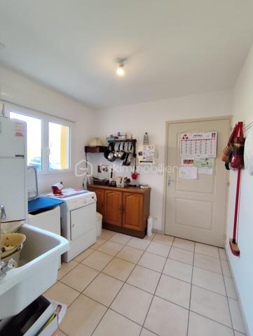 EN EXCLUSIVITE, Frédéric GIRARD vous propose ce bien rare sur le secteur : un pavillon de plain-pied en parfait état, de 156 m² habitables, construit en 2013 aux normes PMR, avec deux garages, un large grenier aménageable et excellent DPE C, à seulement quelques minutes de Bagnoles-de-l'Orne.

Derrière sa façade sobre se cache une habitation pensée pour le confort quotidien : larges circulations, sols carrelés sans rupture de niveau, accès fluide à chaque espace.

Dès l'entrée et sa penderie, les volumes et la luminosité procurent une agréable sensation d'espace. 

Le séjour, convivial, lumineux et disposant d'un conduit de cheminée, s'ouvre sur une véranda qui invite à profiter de l'extérieur en toute saison. 

La cuisine ouverte, aménagée et équipée, s'intègre harmonieusement à l'espace de vie et se complète d'une arrière-cuisine/buanderie particulièrement pratique.

Un large dégagement avec penderies, dessert deux belles chambres, une salle d'eau, et un wc indépendant.

A la suite du dégagement, la distribution actuelle propose également une belle suite de plain-pied composée d'une chambre, d'une salle d'eau, d'un WC et d'un espace cuisine. Un aménagement rare qui pourra séduire aussi bien les familles souhaitant accueillir un proche, les acquéreurs recherchant une véritable suite parentale, que les professions libérales ou indépendants en quête d'un espace dédié à leur activité. L'ensemble est parfaitement attenant, mais aussi être totalement indépendant.

Deux garages à portes sectionnelles motorisées offrent un stationnement aisé pour plusieurs véhicules. 

Un vaste grenier aménageable sur l'ensemble présente un réel potentiel d'extension future. 

Une cave complète les espaces de rangement. 

Le terrain de 1 200 m², parfaitement entretenu et revêtu d'un bel enrobé, facilite les déplacements au quotidien.