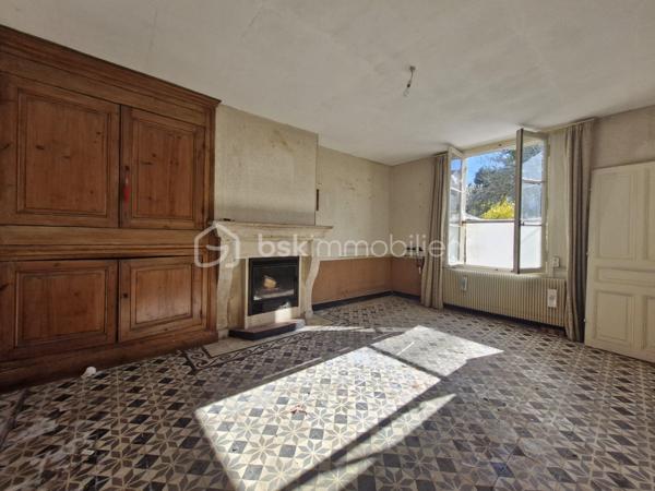 Si vous aimez le cachet, les pierres, le calme, l'histoire et que vous êtes sensible à l'âme des maisons, vous êtes sur la bonne annonce !

Amateurs de rénovation en quête de potentiel, cette maison de village à 20min au nord de REIMS saura vous surprendre et vous séduire par ses possibilités.

Elle se compose au rdc : d'une entrée, d'une salle à manger, d'un séjour, d'un espace cuisine et d'une grande arrière-cuisine avec wc. Retrouvez le cachet des cheminées et des carreaux de ciment.

Au 1er étage, vous trouverez 3 chambres, dont une avec son cabinet de toilette. Et au 2ème étage, un magnifique grenier à aménager avec une belle charpente apparente et un parquet au charme d'antan.

Une remise attenante et accessible depuis l'arrière-cuisine, une grande cave voutée et un extérieur complètent cette maison. De quoi profiter d'une terrasse ou d'une cour à aménager. Encore un espace à optimiser et à repenser pour révéler le plein potentiel de ce bien.

Cette maison se situe dans un charmant village avec crèche et école; à 5 min de toutes commodités, médecins et commerces dans le bourg voisin.