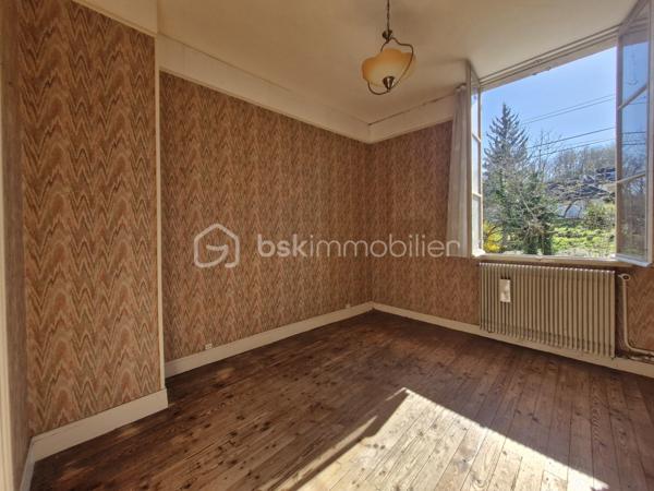 Si vous aimez le cachet, les pierres, le calme, l'histoire et que vous êtes sensible à l'âme des maisons, vous êtes sur la bonne annonce !

Amateurs de rénovation en quête de potentiel, cette maison de village à 20min au nord de REIMS saura vous surprendre et vous séduire par ses possibilités.

Elle se compose au rdc : d'une entrée, d'une salle à manger, d'un séjour, d'un espace cuisine et d'une grande arrière-cuisine avec wc. Retrouvez le cachet des cheminées et des carreaux de ciment.

Au 1er étage, vous trouverez 3 chambres, dont une avec son cabinet de toilette. Et au 2ème étage, un magnifique grenier à aménager avec une belle charpente apparente et un parquet au charme d'antan.

Une remise attenante et accessible depuis l'arrière-cuisine, une grande cave voutée et un extérieur complètent cette maison. De quoi profiter d'une terrasse ou d'une cour à aménager. Encore un espace à optimiser et à repenser pour révéler le plein potentiel de ce bien.

Cette maison se situe dans un charmant village avec crèche et école; à 5 min de toutes commodités, médecins et commerces dans le bourg voisin.