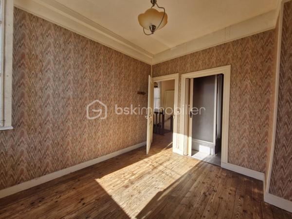 Si vous aimez le cachet, les pierres, le calme, l'histoire et que vous êtes sensible à l'âme des maisons, vous êtes sur la bonne annonce !

Amateurs de rénovation en quête de potentiel, cette maison de village à 20min au nord de REIMS saura vous surprendre et vous séduire par ses possibilités.

Elle se compose au rdc : d'une entrée, d'une salle à manger, d'un séjour, d'un espace cuisine et d'une grande arrière-cuisine avec wc. Retrouvez le cachet des cheminées et des carreaux de ciment.

Au 1er étage, vous trouverez 3 chambres, dont une avec son cabinet de toilette. Et au 2ème étage, un magnifique grenier à aménager avec une belle charpente apparente et un parquet au charme d'antan.

Une remise attenante et accessible depuis l'arrière-cuisine, une grande cave voutée et un extérieur complètent cette maison. De quoi profiter d'une terrasse ou d'une cour à aménager. Encore un espace à optimiser et à repenser pour révéler le plein potentiel de ce bien.

Cette maison se situe dans un charmant village avec crèche et école; à 5 min de toutes commodités, médecins et commerces dans le bourg voisin.
