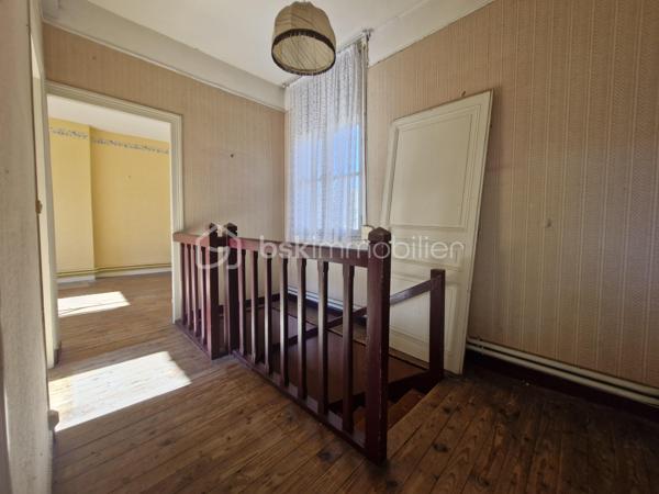 Si vous aimez le cachet, les pierres, le calme, l'histoire et que vous êtes sensible à l'âme des maisons, vous êtes sur la bonne annonce !

Amateurs de rénovation en quête de potentiel, cette maison de village à 20min au nord de REIMS saura vous surprendre et vous séduire par ses possibilités.

Elle se compose au rdc : d'une entrée, d'une salle à manger, d'un séjour, d'un espace cuisine et d'une grande arrière-cuisine avec wc. Retrouvez le cachet des cheminées et des carreaux de ciment.

Au 1er étage, vous trouverez 3 chambres, dont une avec son cabinet de toilette. Et au 2ème étage, un magnifique grenier à aménager avec une belle charpente apparente et un parquet au charme d'antan.

Une remise attenante et accessible depuis l'arrière-cuisine, une grande cave voutée et un extérieur complètent cette maison. De quoi profiter d'une terrasse ou d'une cour à aménager. Encore un espace à optimiser et à repenser pour révéler le plein potentiel de ce bien.

Cette maison se situe dans un charmant village avec crèche et école; à 5 min de toutes commodités, médecins et commerces dans le bourg voisin.