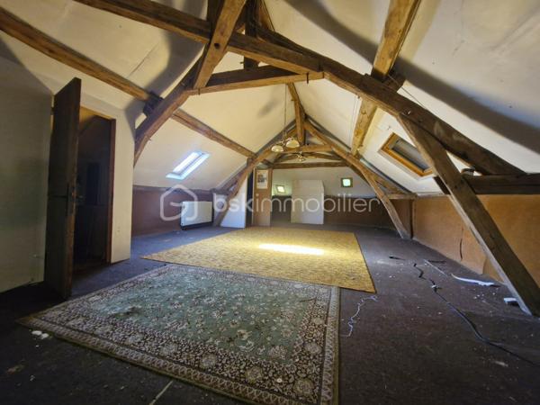 Si vous aimez le cachet, les pierres, le calme, l'histoire et que vous êtes sensible à l'âme des maisons, vous êtes sur la bonne annonce !

Amateurs de rénovation en quête de potentiel, cette maison de village à 20min au nord de REIMS saura vous surprendre et vous séduire par ses possibilités.

Elle se compose au rdc : d'une entrée, d'une salle à manger, d'un séjour, d'un espace cuisine et d'une grande arrière-cuisine avec wc. Retrouvez le cachet des cheminées et des carreaux de ciment.

Au 1er étage, vous trouverez 3 chambres, dont une avec son cabinet de toilette. Et au 2ème étage, un magnifique grenier à aménager avec une belle charpente apparente et un parquet au charme d'antan.

Une remise attenante et accessible depuis l'arrière-cuisine, une grande cave voutée et un extérieur complètent cette maison. De quoi profiter d'une terrasse ou d'une cour à aménager. Encore un espace à optimiser et à repenser pour révéler le plein potentiel de ce bien.

Cette maison se situe dans un charmant village avec crèche et école; à 5 min de toutes commodités, médecins et commerces dans le bourg voisin.