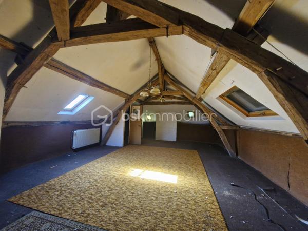 Si vous aimez le cachet, les pierres, le calme, l'histoire et que vous êtes sensible à l'âme des maisons, vous êtes sur la bonne annonce !

Amateurs de rénovation en quête de potentiel, cette maison de village à 20min au nord de REIMS saura vous surprendre et vous séduire par ses possibilités.

Elle se compose au rdc : d'une entrée, d'une salle à manger, d'un séjour, d'un espace cuisine et d'une grande arrière-cuisine avec wc. Retrouvez le cachet des cheminées et des carreaux de ciment.

Au 1er étage, vous trouverez 3 chambres, dont une avec son cabinet de toilette. Et au 2ème étage, un magnifique grenier à aménager avec une belle charpente apparente et un parquet au charme d'antan.

Une remise attenante et accessible depuis l'arrière-cuisine, une grande cave voutée et un extérieur complètent cette maison. De quoi profiter d'une terrasse ou d'une cour à aménager. Encore un espace à optimiser et à repenser pour révéler le plein potentiel de ce bien.

Cette maison se situe dans un charmant village avec crèche et école; à 5 min de toutes commodités, médecins et commerces dans le bourg voisin.