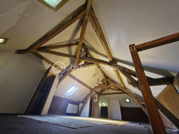 Si vous aimez le cachet, les pierres, le calme, l'histoire et que vous êtes sensible à l'âme des maisons, vous êtes sur la bonne annonce !

Amateurs de rénovation en quête de potentiel, cette maison de village à 20min au nord de REIMS saura vous surprendre et vous séduire par ses possibilités.

Elle se compose au rdc : d'une entrée, d'une salle à manger, d'un séjour, d'un espace cuisine et d'une grande arrière-cuisine avec wc. Retrouvez le cachet des cheminées et des carreaux de ciment.

Au 1er étage, vous trouverez 3 chambres, dont une avec son cabinet de toilette. Et au 2ème étage, un magnifique grenier à aménager avec une belle charpente apparente et un parquet au charme d'antan.

Une remise attenante et accessible depuis l'arrière-cuisine, une grande cave voutée et un extérieur complètent cette maison. De quoi profiter d'une terrasse ou d'une cour à aménager. Encore un espace à optimiser et à repenser pour révéler le plein potentiel de ce bien.

Cette maison se situe dans un charmant village avec crèche et école; à 5 min de toutes commodités, médecins et commerces dans le bourg voisin.
