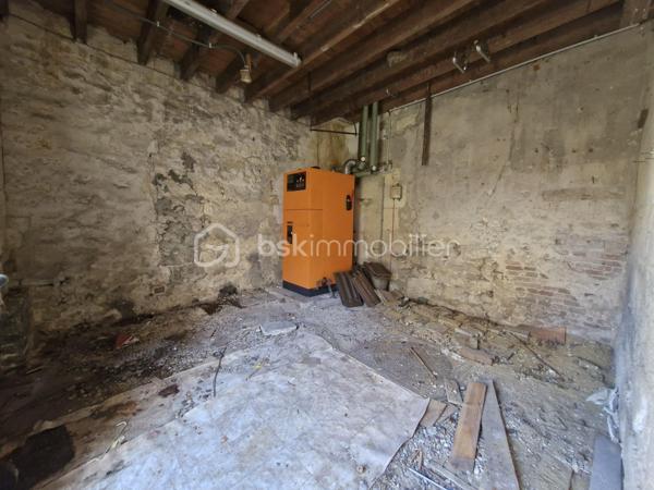 Si vous aimez le cachet, les pierres, le calme, l'histoire et que vous êtes sensible à l'âme des maisons, vous êtes sur la bonne annonce !

Amateurs de rénovation en quête de potentiel, cette maison de village à 20min au nord de REIMS saura vous surprendre et vous séduire par ses possibilités.

Elle se compose au rdc : d'une entrée, d'une salle à manger, d'un séjour, d'un espace cuisine et d'une grande arrière-cuisine avec wc. Retrouvez le cachet des cheminées et des carreaux de ciment.

Au 1er étage, vous trouverez 3 chambres, dont une avec son cabinet de toilette. Et au 2ème étage, un magnifique grenier à aménager avec une belle charpente apparente et un parquet au charme d'antan.

Une remise attenante et accessible depuis l'arrière-cuisine, une grande cave voutée et un extérieur complètent cette maison. De quoi profiter d'une terrasse ou d'une cour à aménager. Encore un espace à optimiser et à repenser pour révéler le plein potentiel de ce bien.

Cette maison se situe dans un charmant village avec crèche et école; à 5 min de toutes commodités, médecins et commerces dans le bourg voisin.