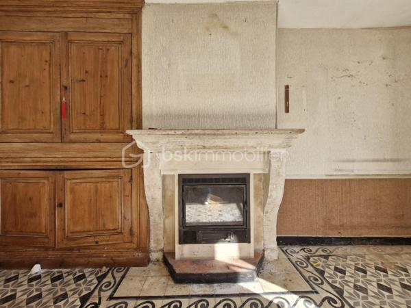Si vous aimez le cachet, les pierres, le calme, l'histoire et que vous êtes sensible à l'âme des maisons, vous êtes sur la bonne annonce !

Amateurs de rénovation en quête de potentiel, cette maison de village à 20min au nord de REIMS saura vous surprendre et vous séduire par ses possibilités.

Elle se compose au rdc : d'une entrée, d'une salle à manger, d'un séjour, d'un espace cuisine et d'une grande arrière-cuisine avec wc. Retrouvez le cachet des cheminées et des carreaux de ciment.

Au 1er étage, vous trouverez 3 chambres, dont une avec son cabinet de toilette. Et au 2ème étage, un magnifique grenier à aménager avec une belle charpente apparente et un parquet au charme d'antan.

Une remise attenante et accessible depuis l'arrière-cuisine, une grande cave voutée et un extérieur complètent cette maison. De quoi profiter d'une terrasse ou d'une cour à aménager. Encore un espace à optimiser et à repenser pour révéler le plein potentiel de ce bien.

Cette maison se situe dans un charmant village avec crèche et école; à 5 min de toutes commodités, médecins et commerces dans le bourg voisin.