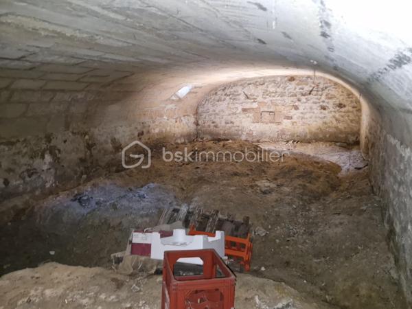 Si vous aimez le cachet, les pierres, le calme, l'histoire et que vous êtes sensible à l'âme des maisons, vous êtes sur la bonne annonce !

Amateurs de rénovation en quête de potentiel, cette maison de village à 20min au nord de REIMS saura vous surprendre et vous séduire par ses possibilités.

Elle se compose au rdc : d'une entrée, d'une salle à manger, d'un séjour, d'un espace cuisine et d'une grande arrière-cuisine avec wc. Retrouvez le cachet des cheminées et des carreaux de ciment.

Au 1er étage, vous trouverez 3 chambres, dont une avec son cabinet de toilette. Et au 2ème étage, un magnifique grenier à aménager avec une belle charpente apparente et un parquet au charme d'antan.

Une remise attenante et accessible depuis l'arrière-cuisine, une grande cave voutée et un extérieur complètent cette maison. De quoi profiter d'une terrasse ou d'une cour à aménager. Encore un espace à optimiser et à repenser pour révéler le plein potentiel de ce bien.

Cette maison se situe dans un charmant village avec crèche et école; à 5 min de toutes commodités, médecins et commerces dans le bourg voisin.