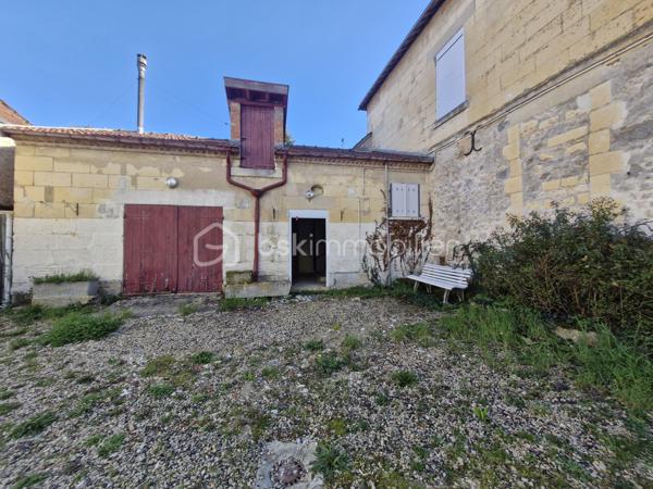 Si vous aimez le cachet, les pierres, le calme, l'histoire et que vous êtes sensible à l'âme des maisons, vous êtes sur la bonne annonce !

Amateurs de rénovation en quête de potentiel, cette maison de village à 20min au nord de REIMS saura vous surprendre et vous séduire par ses possibilités.

Elle se compose au rdc : d'une entrée, d'une salle à manger, d'un séjour, d'un espace cuisine et d'une grande arrière-cuisine avec wc. Retrouvez le cachet des cheminées et des carreaux de ciment.

Au 1er étage, vous trouverez 3 chambres, dont une avec son cabinet de toilette. Et au 2ème étage, un magnifique grenier à aménager avec une belle charpente apparente et un parquet au charme d'antan.

Une remise attenante et accessible depuis l'arrière-cuisine, une grande cave voutée et un extérieur complètent cette maison. De quoi profiter d'une terrasse ou d'une cour à aménager. Encore un espace à optimiser et à repenser pour révéler le plein potentiel de ce bien.

Cette maison se situe dans un charmant village avec crèche et école; à 5 min de toutes commodités, médecins et commerces dans le bourg voisin.