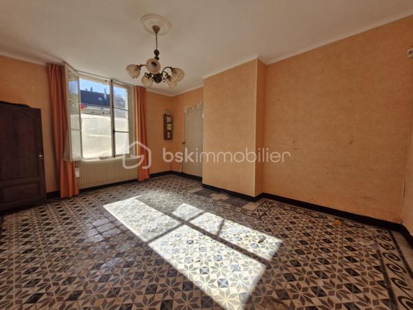 Si vous aimez le cachet, les pierres, le calme, l'histoire et que vous êtes sensible à l'âme des maisons, vous êtes sur la bonne annonce !

Amateurs de rénovation en quête de potentiel, cette maison de village à 20min au nord de REIMS saura vous surprendre et vous séduire par ses possibilités.

Elle se compose au rdc : d'une entrée, d'une salle à manger, d'un séjour, d'un espace cuisine et d'une grande arrière-cuisine avec wc. Retrouvez le cachet des cheminées et des carreaux de ciment.

Au 1er étage, vous trouverez 3 chambres, dont une avec son cabinet de toilette. Et au 2ème étage, un magnifique grenier à aménager avec une belle charpente apparente et un parquet au charme d'antan.

Une remise attenante et accessible depuis l'arrière-cuisine, une grande cave voutée et un extérieur complètent cette maison. De quoi profiter d'une terrasse ou d'une cour à aménager. Encore un espace à optimiser et à repenser pour révéler le plein potentiel de ce bien.

Cette maison se situe dans un charmant village avec crèche et école; à 5 min de toutes commodités, médecins et commerces dans le bourg voisin.
