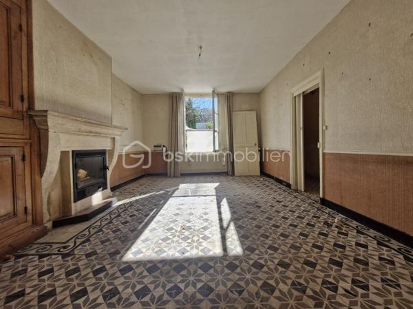 Si vous aimez le cachet, les pierres, le calme, l'histoire et que vous êtes sensible à l'âme des maisons, vous êtes sur la bonne annonce !

Amateurs de rénovation en quête de potentiel, cette maison de village à 20min au nord de REIMS saura vous surprendre et vous séduire par ses possibilités.

Elle se compose au rdc : d'une entrée, d'une salle à manger, d'un séjour, d'un espace cuisine et d'une grande arrière-cuisine avec wc. Retrouvez le cachet des cheminées et des carreaux de ciment.

Au 1er étage, vous trouverez 3 chambres, dont une avec son cabinet de toilette. Et au 2ème étage, un magnifique grenier à aménager avec une belle charpente apparente et un parquet au charme d'antan.

Une remise attenante et accessible depuis l'arrière-cuisine, une grande cave voutée et un extérieur complètent cette maison. De quoi profiter d'une terrasse ou d'une cour à aménager. Encore un espace à optimiser et à repenser pour révéler le plein potentiel de ce bien.

Cette maison se situe dans un charmant village avec crèche et école; à 5 min de toutes commodités, médecins et commerces dans le bourg voisin.