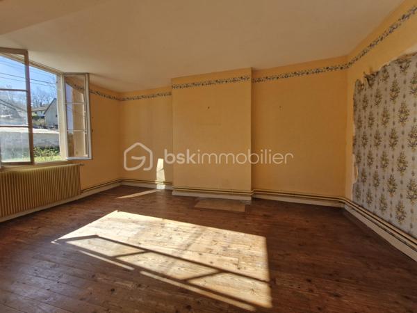 Si vous aimez le cachet, les pierres, le calme, l'histoire et que vous êtes sensible à l'âme des maisons, vous êtes sur la bonne annonce !

Amateurs de rénovation en quête de potentiel, cette maison de village à 20min au nord de REIMS saura vous surprendre et vous séduire par ses possibilités.

Elle se compose au rdc : d'une entrée, d'une salle à manger, d'un séjour, d'un espace cuisine et d'une grande arrière-cuisine avec wc. Retrouvez le cachet des cheminées et des carreaux de ciment.

Au 1er étage, vous trouverez 3 chambres, dont une avec son cabinet de toilette. Et au 2ème étage, un magnifique grenier à aménager avec une belle charpente apparente et un parquet au charme d'antan.

Une remise attenante et accessible depuis l'arrière-cuisine, une grande cave voutée et un extérieur complètent cette maison. De quoi profiter d'une terrasse ou d'une cour à aménager. Encore un espace à optimiser et à repenser pour révéler le plein potentiel de ce bien.

Cette maison se situe dans un charmant village avec crèche et école; à 5 min de toutes commodités, médecins et commerces dans le bourg voisin.