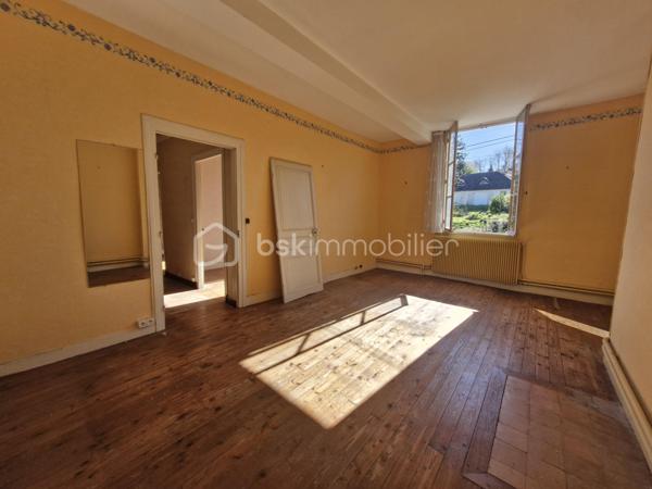 Si vous aimez le cachet, les pierres, le calme, l'histoire et que vous êtes sensible à l'âme des maisons, vous êtes sur la bonne annonce !

Amateurs de rénovation en quête de potentiel, cette maison de village à 20min au nord de REIMS saura vous surprendre et vous séduire par ses possibilités.

Elle se compose au rdc : d'une entrée, d'une salle à manger, d'un séjour, d'un espace cuisine et d'une grande arrière-cuisine avec wc. Retrouvez le cachet des cheminées et des carreaux de ciment.

Au 1er étage, vous trouverez 3 chambres, dont une avec son cabinet de toilette. Et au 2ème étage, un magnifique grenier à aménager avec une belle charpente apparente et un parquet au charme d'antan.

Une remise attenante et accessible depuis l'arrière-cuisine, une grande cave voutée et un extérieur complètent cette maison. De quoi profiter d'une terrasse ou d'une cour à aménager. Encore un espace à optimiser et à repenser pour révéler le plein potentiel de ce bien.

Cette maison se situe dans un charmant village avec crèche et école; à 5 min de toutes commodités, médecins et commerces dans le bourg voisin.