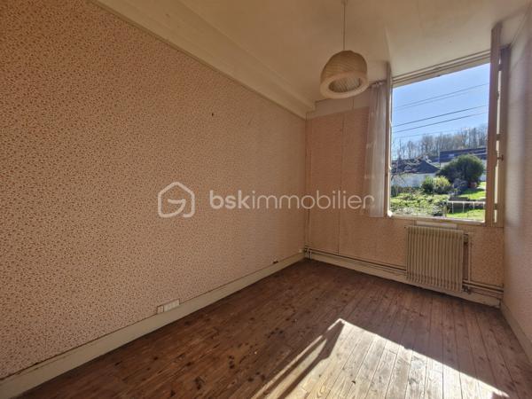 Si vous aimez le cachet, les pierres, le calme, l'histoire et que vous êtes sensible à l'âme des maisons, vous êtes sur la bonne annonce !

Amateurs de rénovation en quête de potentiel, cette maison de village à 20min au nord de REIMS saura vous surprendre et vous séduire par ses possibilités.

Elle se compose au rdc : d'une entrée, d'une salle à manger, d'un séjour, d'un espace cuisine et d'une grande arrière-cuisine avec wc. Retrouvez le cachet des cheminées et des carreaux de ciment.

Au 1er étage, vous trouverez 3 chambres, dont une avec son cabinet de toilette. Et au 2ème étage, un magnifique grenier à aménager avec une belle charpente apparente et un parquet au charme d'antan.

Une remise attenante et accessible depuis l'arrière-cuisine, une grande cave voutée et un extérieur complètent cette maison. De quoi profiter d'une terrasse ou d'une cour à aménager. Encore un espace à optimiser et à repenser pour révéler le plein potentiel de ce bien.

Cette maison se situe dans un charmant village avec crèche et école; à 5 min de toutes commodités, médecins et commerces dans le bourg voisin.