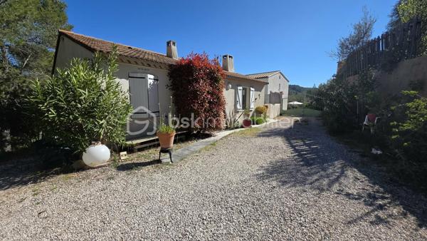 BSKIMMOBILIER - Valérie BARBIERI, vous propose en exclusivité cette superbe villa située sur les hauteurs de Cabasse, au cœur du Var.

✨ Un véritable havre de paix offrant une vue imprenable sur la campagne provençale et le village, à seulement 5 minutes à pied des commodités !

Édifiée en 1983 sur une parcelle d'environ 650 m², cette agréable villa d'environ 100 m² habitables bénéficie d'un environnement calme et privilégié, tout en restant proche des axes principaux : 15 minutes de Brignoles, Le Luc-en-Provence, Carcès et Le Thoronet.

Dès l'entrée, vous serez séduits par une belle pièce de vie lumineuse, ouverte sur une cuisine moderne entièrement équipée, idéale pour partager des moments conviviaux. L'ensemble s'ouvre sur une spacieuse terrasse exposée Est, offrant une magnifique vue dégagée sur la nature environnante et le village.

L'espace nuit comprend : 3 chambres, une salle de bains, un WC indépendant.

En rez-de-jardin, vous découvrirez une suite parentale d'environ 27 m², accessible aussi bien par l'intérieur que par l'extérieur. Cet espace peut parfaitement convenir à une activité professionnelle, accueillir un proche, des invités ou être aménagé en logement indépendant pour un rendement locatif.

Un garage d'environ 30 m², accessible directement depuis la maison, complète l'ensemble.

🌿 À l'extérieur, vous profiterez d'un agréable jardinet facile d'entretien, de plusieurs places de stationnement et d'une belle terrasse avec une vue panoramique , idéal pour profiter pleinement des journées ensoleillées en famille ou entre amis.

✅ Les atouts de cette villa:
Environnement calme et recherché
Vue panoramique exceptionnelle
À seulement 5 minutes à pied du village
4 chambres dont une suite parentale indépendante
Cuisine moderne équipée
Grande terrasse
Garage de 30 m²
Plusieurs stationnements
Climatisation réversible
Cheminée
Tout-à-l'égout

Aucun gros travaux à prévoir!

✨ Mon avis : Une villa chaleureuse, parfaitement entretenue, offrant de beaux volumes et un cadre de vie privilégié. Son environnement paisible, sa vue dégagée, sa suite parentale indépendante et ses prestations de qualité en font un bien rare sur le secteur.

❤️ Un véritable coup de cœur où vous n'aurez plus qu'à poser vos valises !

📞 Pour plus de renseignements ou organiser une visite, contactez-moi dès aujourd'hui!
Visites possibles 7 jours sur 7, week-ends et jours fériés sur rendez-vous.
