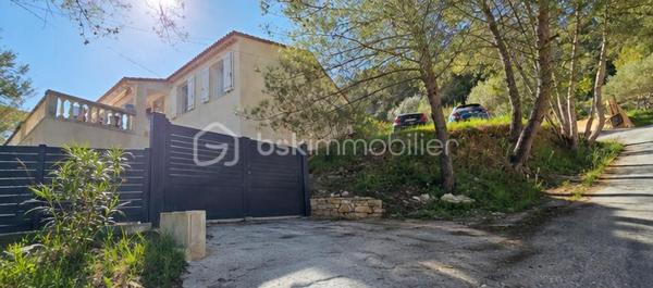 BSKIMMOBILIER - Valérie BARBIERI, vous propose en exclusivité cette superbe villa située sur les hauteurs de Cabasse, au cœur du Var.

✨ Un véritable havre de paix offrant une vue imprenable sur la campagne provençale et le village, à seulement 5 minutes à pied des commodités !

Édifiée en 1983 sur une parcelle d'environ 650 m², cette agréable villa d'environ 100 m² habitables bénéficie d'un environnement calme et privilégié, tout en restant proche des axes principaux : 15 minutes de Brignoles, Le Luc-en-Provence, Carcès et Le Thoronet.

Dès l'entrée, vous serez séduits par une belle pièce de vie lumineuse, ouverte sur une cuisine moderne entièrement équipée, idéale pour partager des moments conviviaux. L'ensemble s'ouvre sur une spacieuse terrasse exposée Est, offrant une magnifique vue dégagée sur la nature environnante et le village.

L'espace nuit comprend : 3 chambres, une salle de bains, un WC indépendant.

En rez-de-jardin, vous découvrirez une suite parentale d'environ 27 m², accessible aussi bien par l'intérieur que par l'extérieur. Cet espace peut parfaitement convenir à une activité professionnelle, accueillir un proche, des invités ou être aménagé en logement indépendant pour un rendement locatif.

Un garage d'environ 30 m², accessible directement depuis la maison, complète l'ensemble.

🌿 À l'extérieur, vous profiterez d'un agréable jardinet facile d'entretien, de plusieurs places de stationnement et d'une belle terrasse avec une vue panoramique , idéal pour profiter pleinement des journées ensoleillées en famille ou entre amis.

✅ Les atouts de cette villa:
Environnement calme et recherché
Vue panoramique exceptionnelle
À seulement 5 minutes à pied du village
4 chambres dont une suite parentale indépendante
Cuisine moderne équipée
Grande terrasse
Garage de 30 m²
Plusieurs stationnements
Climatisation réversible
Cheminée
Tout-à-l'égout

Aucun gros travaux à prévoir!

✨ Mon avis : Une villa chaleureuse, parfaitement entretenue, offrant de beaux volumes et un cadre de vie privilégié. Son environnement paisible, sa vue dégagée, sa suite parentale indépendante et ses prestations de qualité en font un bien rare sur le secteur.

❤️ Un véritable coup de cœur où vous n'aurez plus qu'à poser vos valises !

📞 Pour plus de renseignements ou organiser une visite, contactez-moi dès aujourd'hui!
Visites possibles 7 jours sur 7, week-ends et jours fériés sur rendez-vous.