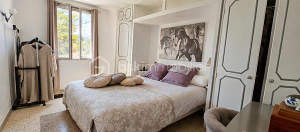 BSKIMMOBILIER - Valérie BARBIERI, vous propose en exclusivité cette superbe villa située sur les hauteurs de Cabasse, au cœur du Var.

✨ Un véritable havre de paix offrant une vue imprenable sur la campagne provençale et le village, à seulement 5 minutes à pied des commodités !

Édifiée en 1983 sur une parcelle d'environ 650 m², cette agréable villa d'environ 100 m² habitables bénéficie d'un environnement calme et privilégié, tout en restant proche des axes principaux : 15 minutes de Brignoles, Le Luc-en-Provence, Carcès et Le Thoronet.

Dès l'entrée, vous serez séduits par une belle pièce de vie lumineuse, ouverte sur une cuisine moderne entièrement équipée, idéale pour partager des moments conviviaux. L'ensemble s'ouvre sur une spacieuse terrasse exposée Est, offrant une magnifique vue dégagée sur la nature environnante et le village.

L'espace nuit comprend : 3 chambres, une salle de bains, un WC indépendant.

En rez-de-jardin, vous découvrirez une suite parentale d'environ 27 m², accessible aussi bien par l'intérieur que par l'extérieur. Cet espace peut parfaitement convenir à une activité professionnelle, accueillir un proche, des invités ou être aménagé en logement indépendant pour un rendement locatif.

Un garage d'environ 30 m², accessible directement depuis la maison, complète l'ensemble.

🌿 À l'extérieur, vous profiterez d'un agréable jardinet facile d'entretien, de plusieurs places de stationnement et d'une belle terrasse avec une vue panoramique , idéal pour profiter pleinement des journées ensoleillées en famille ou entre amis.

✅ Les atouts de cette villa:
Environnement calme et recherché
Vue panoramique exceptionnelle
À seulement 5 minutes à pied du village
4 chambres dont une suite parentale indépendante
Cuisine moderne équipée
Grande terrasse
Garage de 30 m²
Plusieurs stationnements
Climatisation réversible
Cheminée
Tout-à-l'égout

Aucun gros travaux à prévoir!

✨ Mon avis : Une villa chaleureuse, parfaitement entretenue, offrant de beaux volumes et un cadre de vie privilégié. Son environnement paisible, sa vue dégagée, sa suite parentale indépendante et ses prestations de qualité en font un bien rare sur le secteur.

❤️ Un véritable coup de cœur où vous n'aurez plus qu'à poser vos valises !

📞 Pour plus de renseignements ou organiser une visite, contactez-moi dès aujourd'hui!
Visites possibles 7 jours sur 7, week-ends et jours fériés sur rendez-vous.