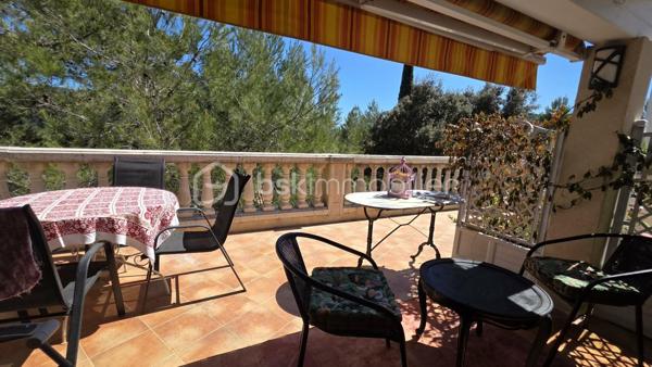 BSKIMMOBILIER - Valérie BARBIERI, vous propose en exclusivité cette superbe villa située sur les hauteurs de Cabasse, au cœur du Var.

✨ Un véritable havre de paix offrant une vue imprenable sur la campagne provençale et le village, à seulement 5 minutes à pied des commodités !

Édifiée en 1983 sur une parcelle d'environ 650 m², cette agréable villa d'environ 100 m² habitables bénéficie d'un environnement calme et privilégié, tout en restant proche des axes principaux : 15 minutes de Brignoles, Le Luc-en-Provence, Carcès et Le Thoronet.

Dès l'entrée, vous serez séduits par une belle pièce de vie lumineuse, ouverte sur une cuisine moderne entièrement équipée, idéale pour partager des moments conviviaux. L'ensemble s'ouvre sur une spacieuse terrasse exposée Est, offrant une magnifique vue dégagée sur la nature environnante et le village.

L'espace nuit comprend : 3 chambres, une salle de bains, un WC indépendant.

En rez-de-jardin, vous découvrirez une suite parentale d'environ 27 m², accessible aussi bien par l'intérieur que par l'extérieur. Cet espace peut parfaitement convenir à une activité professionnelle, accueillir un proche, des invités ou être aménagé en logement indépendant pour un rendement locatif.

Un garage d'environ 30 m², accessible directement depuis la maison, complète l'ensemble.

🌿 À l'extérieur, vous profiterez d'un agréable jardinet facile d'entretien, de plusieurs places de stationnement et d'une belle terrasse avec une vue panoramique , idéal pour profiter pleinement des journées ensoleillées en famille ou entre amis.

✅ Les atouts de cette villa:
Environnement calme et recherché
Vue panoramique exceptionnelle
À seulement 5 minutes à pied du village
4 chambres dont une suite parentale indépendante
Cuisine moderne équipée
Grande terrasse
Garage de 30 m²
Plusieurs stationnements
Climatisation réversible
Cheminée
Tout-à-l'égout

Aucun gros travaux à prévoir!

✨ Mon avis : Une villa chaleureuse, parfaitement entretenue, offrant de beaux volumes et un cadre de vie privilégié. Son environnement paisible, sa vue dégagée, sa suite parentale indépendante et ses prestations de qualité en font un bien rare sur le secteur.

❤️ Un véritable coup de cœur où vous n'aurez plus qu'à poser vos valises !

📞 Pour plus de renseignements ou organiser une visite, contactez-moi dès aujourd'hui!
Visites possibles 7 jours sur 7, week-ends et jours fériés sur rendez-vous.