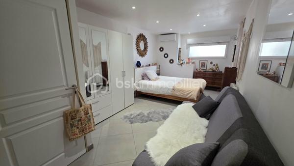BSKIMMOBILIER - Valérie BARBIERI, vous propose en exclusivité cette superbe villa située sur les hauteurs de Cabasse, au cœur du Var.

✨ Un véritable havre de paix offrant une vue imprenable sur la campagne provençale et le village, à seulement 5 minutes à pied des commodités !

Édifiée en 1983 sur une parcelle d'environ 650 m², cette agréable villa d'environ 100 m² habitables bénéficie d'un environnement calme et privilégié, tout en restant proche des axes principaux : 15 minutes de Brignoles, Le Luc-en-Provence, Carcès et Le Thoronet.

Dès l'entrée, vous serez séduits par une belle pièce de vie lumineuse, ouverte sur une cuisine moderne entièrement équipée, idéale pour partager des moments conviviaux. L'ensemble s'ouvre sur une spacieuse terrasse exposée Est, offrant une magnifique vue dégagée sur la nature environnante et le village.

L'espace nuit comprend : 3 chambres, une salle de bains, un WC indépendant.

En rez-de-jardin, vous découvrirez une suite parentale d'environ 27 m², accessible aussi bien par l'intérieur que par l'extérieur. Cet espace peut parfaitement convenir à une activité professionnelle, accueillir un proche, des invités ou être aménagé en logement indépendant pour un rendement locatif.

Un garage d'environ 30 m², accessible directement depuis la maison, complète l'ensemble.

🌿 À l'extérieur, vous profiterez d'un agréable jardinet facile d'entretien, de plusieurs places de stationnement et d'une belle terrasse avec une vue panoramique , idéal pour profiter pleinement des journées ensoleillées en famille ou entre amis.

✅ Les atouts de cette villa:
Environnement calme et recherché
Vue panoramique exceptionnelle
À seulement 5 minutes à pied du village
4 chambres dont une suite parentale indépendante
Cuisine moderne équipée
Grande terrasse
Garage de 30 m²
Plusieurs stationnements
Climatisation réversible
Cheminée
Tout-à-l'égout

Aucun gros travaux à prévoir!

✨ Mon avis : Une villa chaleureuse, parfaitement entretenue, offrant de beaux volumes et un cadre de vie privilégié. Son environnement paisible, sa vue dégagée, sa suite parentale indépendante et ses prestations de qualité en font un bien rare sur le secteur.

❤️ Un véritable coup de cœur où vous n'aurez plus qu'à poser vos valises !

📞 Pour plus de renseignements ou organiser une visite, contactez-moi dès aujourd'hui!
Visites possibles 7 jours sur 7, week-ends et jours fériés sur rendez-vous.