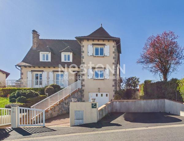 A vendre à Aurillac, quartier prisé des Alouettes, sur terrain sans vis à vis, maison d'architecte 8 pièces d'une surface d'environ 233 m², avec sous-sol complet.