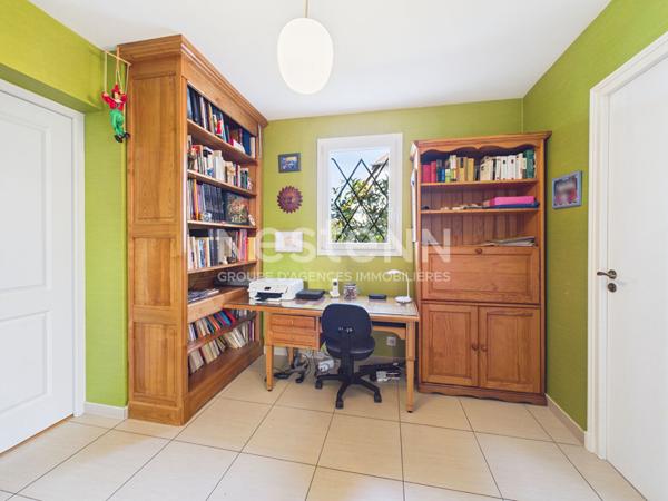 A vendre à Aurillac, quartier prisé des Alouettes, sur terrain sans vis à vis, maison d'architecte 8 pièces d'une surface d'environ 233 m², avec sous-sol complet.