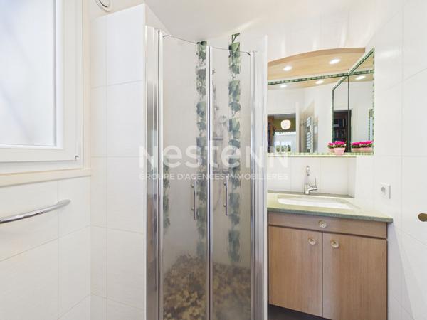 A vendre à Aurillac, quartier prisé des Alouettes, sur terrain sans vis à vis, maison d'architecte 8 pièces d'une surface d'environ 233 m², avec sous-sol complet.