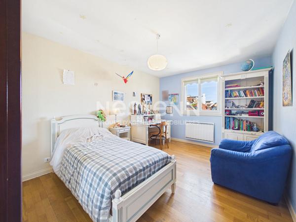 A vendre à Aurillac, quartier prisé des Alouettes, sur terrain sans vis à vis, maison d'architecte 8 pièces d'une surface d'environ 233 m², avec sous-sol complet.