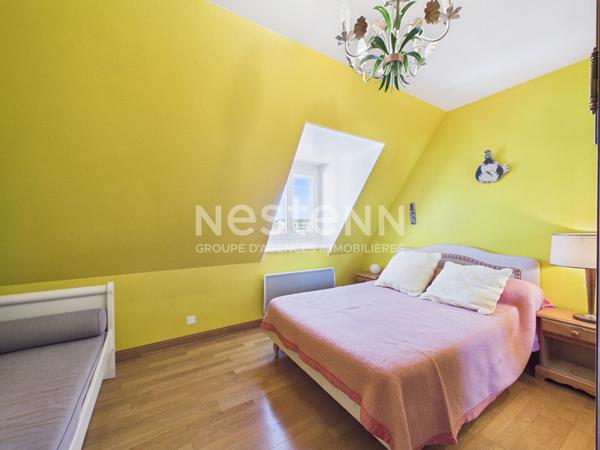 A vendre à Aurillac, quartier prisé des Alouettes, sur terrain sans vis à vis, maison d'architecte 8 pièces d'une surface d'environ 233 m², avec sous-sol complet.