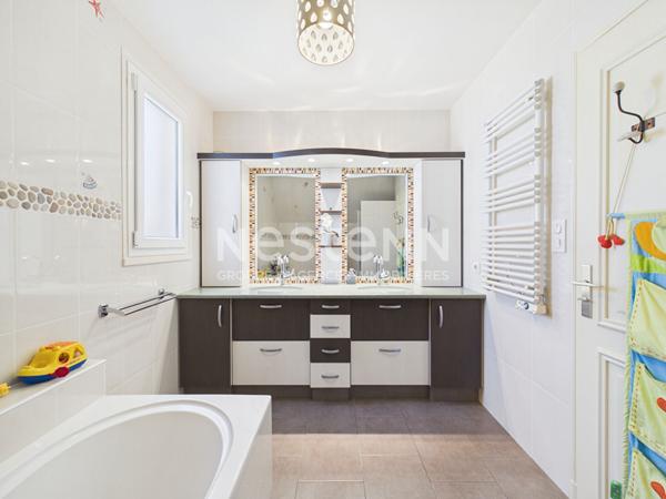 A vendre à Aurillac, quartier prisé des Alouettes, sur terrain sans vis à vis, maison d'architecte 8 pièces d'une surface d'environ 233 m², avec sous-sol complet.
