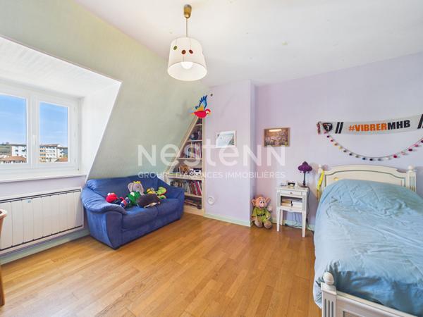 A vendre à Aurillac, quartier prisé des Alouettes, sur terrain sans vis à vis, maison d'architecte 8 pièces d'une surface d'environ 233 m², avec sous-sol complet.