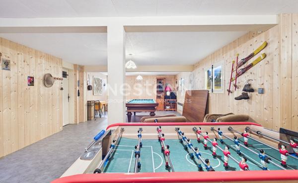 A vendre à Aurillac, quartier prisé des Alouettes, sur terrain sans vis à vis, maison d'architecte 8 pièces d'une surface d'environ 233 m², avec sous-sol complet.