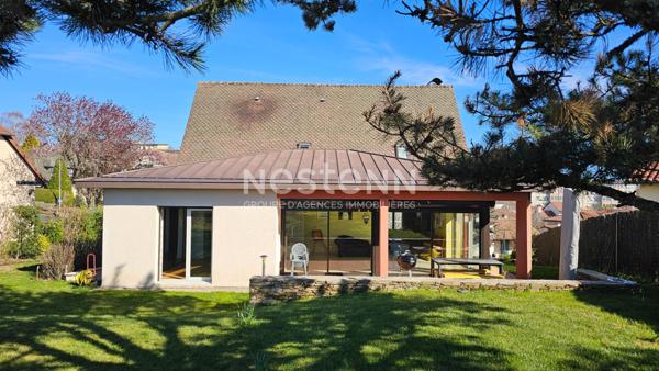 A vendre à Aurillac, quartier prisé des Alouettes, sur terrain sans vis à vis, maison d'architecte 8 pièces d'une surface d'environ 233 m², avec sous-sol complet.