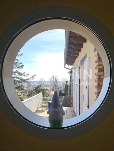 A vendre à Aurillac, quartier prisé des Alouettes, sur terrain sans vis à vis, maison d'architecte 8 pièces d'une surface d'environ 233 m², avec sous-sol complet.