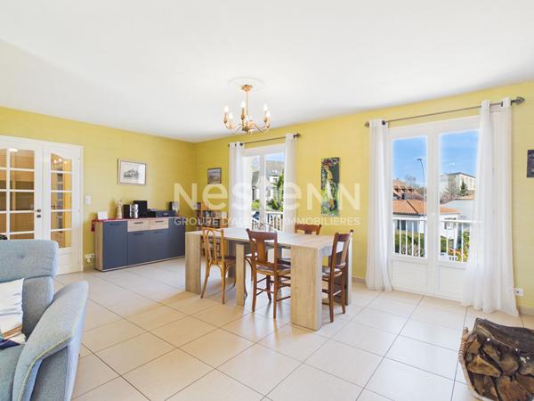 A vendre à Aurillac, quartier prisé des Alouettes, sur terrain sans vis à vis, maison d'architecte 8 pièces d'une surface d'environ 233 m², avec sous-sol complet.