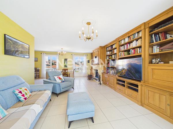 A vendre à Aurillac, quartier prisé des Alouettes, sur terrain sans vis à vis, maison d'architecte 8 pièces d'une surface d'environ 233 m², avec sous-sol complet.