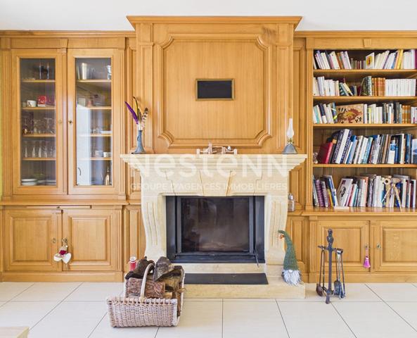A vendre à Aurillac, quartier prisé des Alouettes, sur terrain sans vis à vis, maison d'architecte 8 pièces d'une surface d'environ 233 m², avec sous-sol complet.