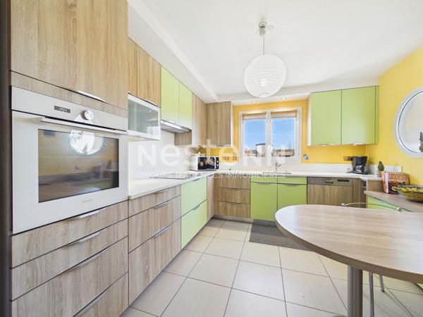 A vendre à Aurillac, quartier prisé des Alouettes, sur terrain sans vis à vis, maison d'architecte 8 pièces d'une surface d'environ 233 m², avec sous-sol complet.