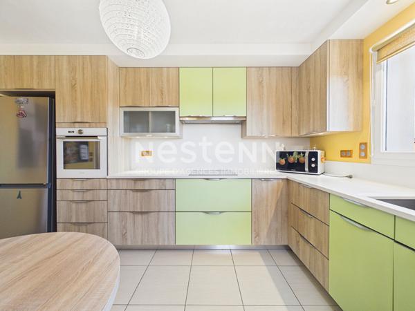 A vendre à Aurillac, quartier prisé des Alouettes, sur terrain sans vis à vis, maison d'architecte 8 pièces d'une surface d'environ 233 m², avec sous-sol complet.