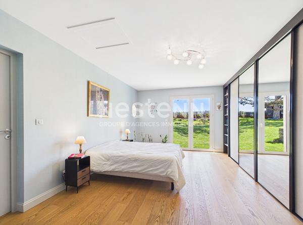 A vendre à Aurillac, quartier prisé des Alouettes, sur terrain sans vis à vis, maison d'architecte 8 pièces d'une surface d'environ 233 m², avec sous-sol complet.