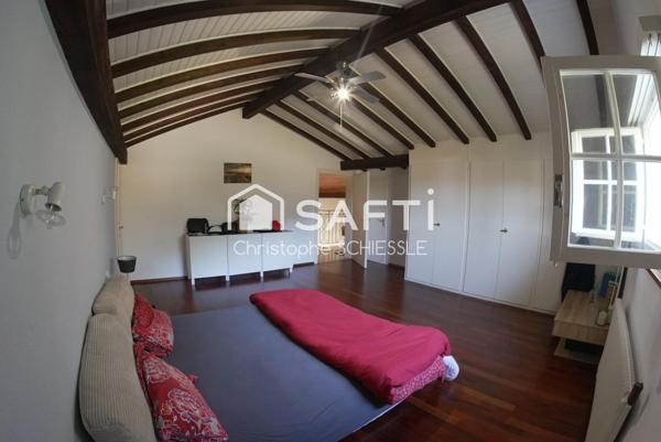 Maison T9 de 7 chambres avec hangar de 300 m2 sur 44 ares