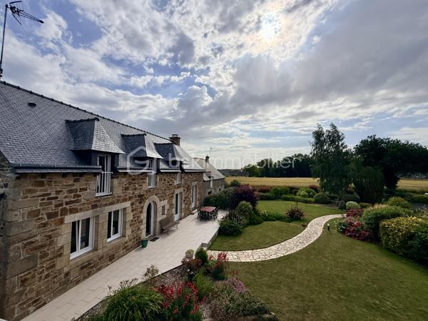 À seulement quelques minutes de Lamballe et de sa gare TGV, découvrez cet ensemble immobilier rare offrant un cadre de vie paisible et verdoyant, idéal pour un projet familial, intergénérationnel, touristique ou d'accueil.

Implantée sur un terrain joliment arboré, la propriété se compose de trois maisons, d'un vaste garage pouvant accueillir un camping-car ainsi que d'un hangar offrant de nombreuses possibilités d'aménagement.

Première maison :
La maison principale propose une entrée desservant un salon-séjour chaleureux, une cuisine indépendante, une buanderie ainsi qu'un lumineux espace vitré pouvant accueillir une salle de jeux, un bureau ou un second salon. De plain-pied, vous profiterez également d'une suite parentale comprenant une chambre, une salle d'eau et un WC.
À l'étage, une mezzanine distribue deux chambres supplémentaires, une salle d'eau et un WC. Un garage complète cet ensemble.

Deuxième maison :
Attenante à la première, cette maison peut facilement être réunie à celle-ci selon vos besoins. Elle comprend une cuisine, un salon, un bureau, une chambre, un WC et une salle d'eau de plain-pied.
Des travaux de rafraîchissement sont à prévoir. Les combles, aménageables, offrent un beau potentiel d'agrandissement. Un garage complète également ce logement.

Troisième maison :
Indépendante des deux premières, cette maison dispose d'un beau séjour. Le rez-de-chaussée comprend également une chambre, une salle d'eau et un WC.
À l'étage, vous trouverez deux chambres supplémentaires. Un garage vient compléter ce bien.

Dépendances : 
Le hangar, actuellement utilisé comme espace de stockage, offre de multiples possibilités : atelier, activité professionnelle, espace événementiel ou projet de loisirs. Le grand garage attenant permet notamment le stationnement d'un camping-car.

Les atouts :
-Fibre optique
-Assainissement conforme
-Toitures récentes
-Puits
-Cour goudronnée
-Terrain arboré
-Fort potentiel d'aménagement et de développement

Cette propriété unique séduira les familles nombreuses, les porteurs de projets de gîtes ou chambres d'hôtes, ainsi que les personnes recherchant un habitat intergénérationnel dans un environnement calme tout en restant proche des commodités et des axes de communication.