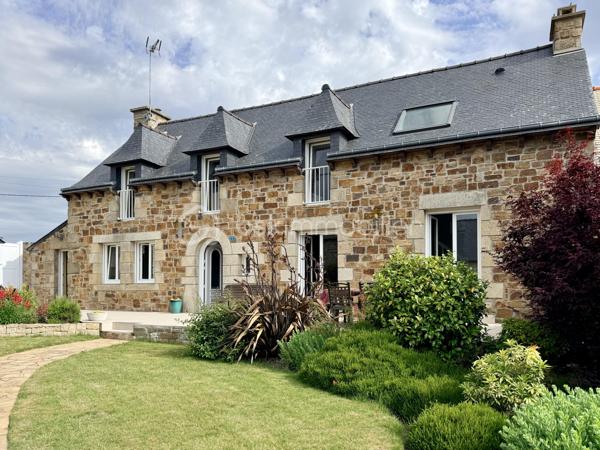 À seulement quelques minutes de Lamballe et de sa gare TGV, découvrez cet ensemble immobilier rare offrant un cadre de vie paisible et verdoyant, idéal pour un projet familial, intergénérationnel, touristique ou d'accueil.

Implantée sur un terrain joliment arboré, la propriété se compose de trois maisons, d'un vaste garage pouvant accueillir un camping-car ainsi que d'un hangar offrant de nombreuses possibilités d'aménagement.

Première maison :
La maison principale propose une entrée desservant un salon-séjour chaleureux, une cuisine indépendante, une buanderie ainsi qu'un lumineux espace vitré pouvant accueillir une salle de jeux, un bureau ou un second salon. De plain-pied, vous profiterez également d'une suite parentale comprenant une chambre, une salle d'eau et un WC.
À l'étage, une mezzanine distribue deux chambres supplémentaires, une salle d'eau et un WC. Un garage complète cet ensemble.

Deuxième maison :
Attenante à la première, cette maison peut facilement être réunie à celle-ci selon vos besoins. Elle comprend une cuisine, un salon, un bureau, une chambre, un WC et une salle d'eau de plain-pied.
Des travaux de rafraîchissement sont à prévoir. Les combles, aménageables, offrent un beau potentiel d'agrandissement. Un garage complète également ce logement.

Troisième maison :
Indépendante des deux premières, cette maison dispose d'un beau séjour. Le rez-de-chaussée comprend également une chambre, une salle d'eau et un WC.
À l'étage, vous trouverez deux chambres supplémentaires. Un garage vient compléter ce bien.

Dépendances : 
Le hangar, actuellement utilisé comme espace de stockage, offre de multiples possibilités : atelier, activité professionnelle, espace événementiel ou projet de loisirs. Le grand garage attenant permet notamment le stationnement d'un camping-car.

Les atouts :
-Fibre optique
-Assainissement conforme
-Toitures récentes
-Puits
-Cour goudronnée
-Terrain arboré
-Fort potentiel d'aménagement et de développement

Cette propriété unique séduira les familles nombreuses, les porteurs de projets de gîtes ou chambres d'hôtes, ainsi que les personnes recherchant un habitat intergénérationnel dans un environnement calme tout en restant proche des commodités et des axes de communication.