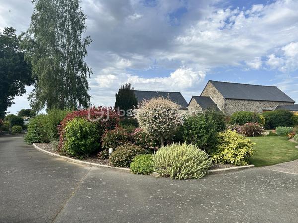 À seulement quelques minutes de Lamballe et de sa gare TGV, découvrez cet ensemble immobilier rare offrant un cadre de vie paisible et verdoyant, idéal pour un projet familial, intergénérationnel, touristique ou d'accueil.

Implantée sur un terrain joliment arboré, la propriété se compose de trois maisons, d'un vaste garage pouvant accueillir un camping-car ainsi que d'un hangar offrant de nombreuses possibilités d'aménagement.

Première maison :
La maison principale propose une entrée desservant un salon-séjour chaleureux, une cuisine indépendante, une buanderie ainsi qu'un lumineux espace vitré pouvant accueillir une salle de jeux, un bureau ou un second salon. De plain-pied, vous profiterez également d'une suite parentale comprenant une chambre, une salle d'eau et un WC.
À l'étage, une mezzanine distribue deux chambres supplémentaires, une salle d'eau et un WC. Un garage complète cet ensemble.

Deuxième maison :
Attenante à la première, cette maison peut facilement être réunie à celle-ci selon vos besoins. Elle comprend une cuisine, un salon, un bureau, une chambre, un WC et une salle d'eau de plain-pied.
Des travaux de rafraîchissement sont à prévoir. Les combles, aménageables, offrent un beau potentiel d'agrandissement. Un garage complète également ce logement.

Troisième maison :
Indépendante des deux premières, cette maison dispose d'un beau séjour. Le rez-de-chaussée comprend également une chambre, une salle d'eau et un WC.
À l'étage, vous trouverez deux chambres supplémentaires. Un garage vient compléter ce bien.

Dépendances : 
Le hangar, actuellement utilisé comme espace de stockage, offre de multiples possibilités : atelier, activité professionnelle, espace événementiel ou projet de loisirs. Le grand garage attenant permet notamment le stationnement d'un camping-car.

Les atouts :
-Fibre optique
-Assainissement conforme
-Toitures récentes
-Puits
-Cour goudronnée
-Terrain arboré
-Fort potentiel d'aménagement et de développement

Cette propriété unique séduira les familles nombreuses, les porteurs de projets de gîtes ou chambres d'hôtes, ainsi que les personnes recherchant un habitat intergénérationnel dans un environnement calme tout en restant proche des commodités et des axes de communication.