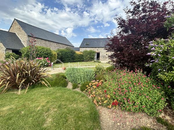 À seulement quelques minutes de Lamballe et de sa gare TGV, découvrez cet ensemble immobilier rare offrant un cadre de vie paisible et verdoyant, idéal pour un projet familial, intergénérationnel, touristique ou d'accueil.

Implantée sur un terrain joliment arboré, la propriété se compose de trois maisons, d'un vaste garage pouvant accueillir un camping-car ainsi que d'un hangar offrant de nombreuses possibilités d'aménagement.

Première maison :
La maison principale propose une entrée desservant un salon-séjour chaleureux, une cuisine indépendante, une buanderie ainsi qu'un lumineux espace vitré pouvant accueillir une salle de jeux, un bureau ou un second salon. De plain-pied, vous profiterez également d'une suite parentale comprenant une chambre, une salle d'eau et un WC.
À l'étage, une mezzanine distribue deux chambres supplémentaires, une salle d'eau et un WC. Un garage complète cet ensemble.

Deuxième maison :
Attenante à la première, cette maison peut facilement être réunie à celle-ci selon vos besoins. Elle comprend une cuisine, un salon, un bureau, une chambre, un WC et une salle d'eau de plain-pied.
Des travaux de rafraîchissement sont à prévoir. Les combles, aménageables, offrent un beau potentiel d'agrandissement. Un garage complète également ce logement.

Troisième maison :
Indépendante des deux premières, cette maison dispose d'un beau séjour. Le rez-de-chaussée comprend également une chambre, une salle d'eau et un WC.
À l'étage, vous trouverez deux chambres supplémentaires. Un garage vient compléter ce bien.

Dépendances : 
Le hangar, actuellement utilisé comme espace de stockage, offre de multiples possibilités : atelier, activité professionnelle, espace événementiel ou projet de loisirs. Le grand garage attenant permet notamment le stationnement d'un camping-car.

Les atouts :
-Fibre optique
-Assainissement conforme
-Toitures récentes
-Puits
-Cour goudronnée
-Terrain arboré
-Fort potentiel d'aménagement et de développement

Cette propriété unique séduira les familles nombreuses, les porteurs de projets de gîtes ou chambres d'hôtes, ainsi que les personnes recherchant un habitat intergénérationnel dans un environnement calme tout en restant proche des commodités et des axes de communication.