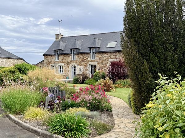 À seulement quelques minutes de Lamballe et de sa gare TGV, découvrez cet ensemble immobilier rare offrant un cadre de vie paisible et verdoyant, idéal pour un projet familial, intergénérationnel, touristique ou d'accueil.

Implantée sur un terrain joliment arboré, la propriété se compose de trois maisons, d'un vaste garage pouvant accueillir un camping-car ainsi que d'un hangar offrant de nombreuses possibilités d'aménagement.

Première maison :
La maison principale propose une entrée desservant un salon-séjour chaleureux, une cuisine indépendante, une buanderie ainsi qu'un lumineux espace vitré pouvant accueillir une salle de jeux, un bureau ou un second salon. De plain-pied, vous profiterez également d'une suite parentale comprenant une chambre, une salle d'eau et un WC.
À l'étage, une mezzanine distribue deux chambres supplémentaires, une salle d'eau et un WC. Un garage complète cet ensemble.

Deuxième maison :
Attenante à la première, cette maison peut facilement être réunie à celle-ci selon vos besoins. Elle comprend une cuisine, un salon, un bureau, une chambre, un WC et une salle d'eau de plain-pied.
Des travaux de rafraîchissement sont à prévoir. Les combles, aménageables, offrent un beau potentiel d'agrandissement. Un garage complète également ce logement.

Troisième maison :
Indépendante des deux premières, cette maison dispose d'un beau séjour. Le rez-de-chaussée comprend également une chambre, une salle d'eau et un WC.
À l'étage, vous trouverez deux chambres supplémentaires. Un garage vient compléter ce bien.

Dépendances : 
Le hangar, actuellement utilisé comme espace de stockage, offre de multiples possibilités : atelier, activité professionnelle, espace événementiel ou projet de loisirs. Le grand garage attenant permet notamment le stationnement d'un camping-car.

Les atouts :
-Fibre optique
-Assainissement conforme
-Toitures récentes
-Puits
-Cour goudronnée
-Terrain arboré
-Fort potentiel d'aménagement et de développement

Cette propriété unique séduira les familles nombreuses, les porteurs de projets de gîtes ou chambres d'hôtes, ainsi que les personnes recherchant un habitat intergénérationnel dans un environnement calme tout en restant proche des commodités et des axes de communication.