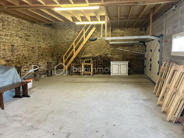 À seulement quelques minutes de Lamballe et de sa gare TGV, découvrez cet ensemble immobilier rare offrant un cadre de vie paisible et verdoyant, idéal pour un projet familial, intergénérationnel, touristique ou d'accueil.

Implantée sur un terrain joliment arboré, la propriété se compose de trois maisons, d'un vaste garage pouvant accueillir un camping-car ainsi que d'un hangar offrant de nombreuses possibilités d'aménagement.

Première maison :
La maison principale propose une entrée desservant un salon-séjour chaleureux, une cuisine indépendante, une buanderie ainsi qu'un lumineux espace vitré pouvant accueillir une salle de jeux, un bureau ou un second salon. De plain-pied, vous profiterez également d'une suite parentale comprenant une chambre, une salle d'eau et un WC.
À l'étage, une mezzanine distribue deux chambres supplémentaires, une salle d'eau et un WC. Un garage complète cet ensemble.

Deuxième maison :
Attenante à la première, cette maison peut facilement être réunie à celle-ci selon vos besoins. Elle comprend une cuisine, un salon, un bureau, une chambre, un WC et une salle d'eau de plain-pied.
Des travaux de rafraîchissement sont à prévoir. Les combles, aménageables, offrent un beau potentiel d'agrandissement. Un garage complète également ce logement.

Troisième maison :
Indépendante des deux premières, cette maison dispose d'un beau séjour. Le rez-de-chaussée comprend également une chambre, une salle d'eau et un WC.
À l'étage, vous trouverez deux chambres supplémentaires. Un garage vient compléter ce bien.

Dépendances : 
Le hangar, actuellement utilisé comme espace de stockage, offre de multiples possibilités : atelier, activité professionnelle, espace événementiel ou projet de loisirs. Le grand garage attenant permet notamment le stationnement d'un camping-car.

Les atouts :
-Fibre optique
-Assainissement conforme
-Toitures récentes
-Puits
-Cour goudronnée
-Terrain arboré
-Fort potentiel d'aménagement et de développement

Cette propriété unique séduira les familles nombreuses, les porteurs de projets de gîtes ou chambres d'hôtes, ainsi que les personnes recherchant un habitat intergénérationnel dans un environnement calme tout en restant proche des commodités et des axes de communication.
