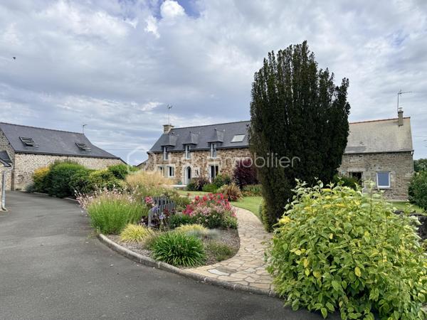 À seulement quelques minutes de Lamballe et de sa gare TGV, découvrez cet ensemble immobilier rare offrant un cadre de vie paisible et verdoyant, idéal pour un projet familial, intergénérationnel, touristique ou d'accueil.

Implantée sur un terrain joliment arboré, la propriété se compose de trois maisons, d'un vaste garage pouvant accueillir un camping-car ainsi que d'un hangar offrant de nombreuses possibilités d'aménagement.

Première maison :
La maison principale propose une entrée desservant un salon-séjour chaleureux, une cuisine indépendante, une buanderie ainsi qu'un lumineux espace vitré pouvant accueillir une salle de jeux, un bureau ou un second salon. De plain-pied, vous profiterez également d'une suite parentale comprenant une chambre, une salle d'eau et un WC.
À l'étage, une mezzanine distribue deux chambres supplémentaires, une salle d'eau et un WC. Un garage complète cet ensemble.

Deuxième maison :
Attenante à la première, cette maison peut facilement être réunie à celle-ci selon vos besoins. Elle comprend une cuisine, un salon, un bureau, une chambre, un WC et une salle d'eau de plain-pied.
Des travaux de rafraîchissement sont à prévoir. Les combles, aménageables, offrent un beau potentiel d'agrandissement. Un garage complète également ce logement.

Troisième maison :
Indépendante des deux premières, cette maison dispose d'un beau séjour. Le rez-de-chaussée comprend également une chambre, une salle d'eau et un WC.
À l'étage, vous trouverez deux chambres supplémentaires. Un garage vient compléter ce bien.

Dépendances : 
Le hangar, actuellement utilisé comme espace de stockage, offre de multiples possibilités : atelier, activité professionnelle, espace événementiel ou projet de loisirs. Le grand garage attenant permet notamment le stationnement d'un camping-car.

Les atouts :
-Fibre optique
-Assainissement conforme
-Toitures récentes
-Puits
-Cour goudronnée
-Terrain arboré
-Fort potentiel d'aménagement et de développement

Cette propriété unique séduira les familles nombreuses, les porteurs de projets de gîtes ou chambres d'hôtes, ainsi que les personnes recherchant un habitat intergénérationnel dans un environnement calme tout en restant proche des commodités et des axes de communication.